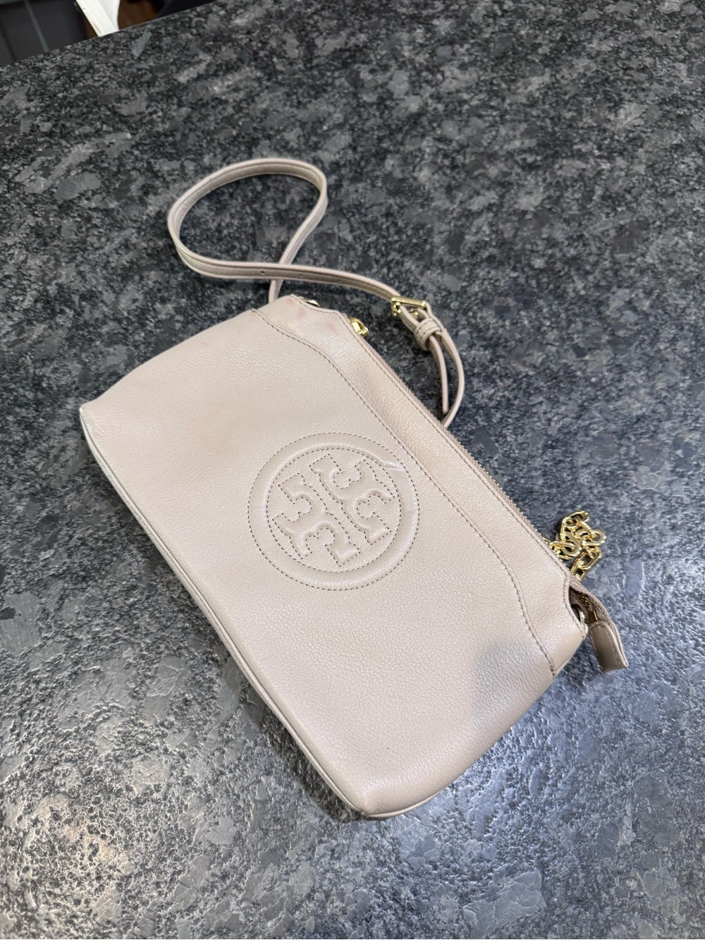 Tory Burch Pebbled Leather Crossbody in Pale Pink with Gold Chain - Picture 2 of 8